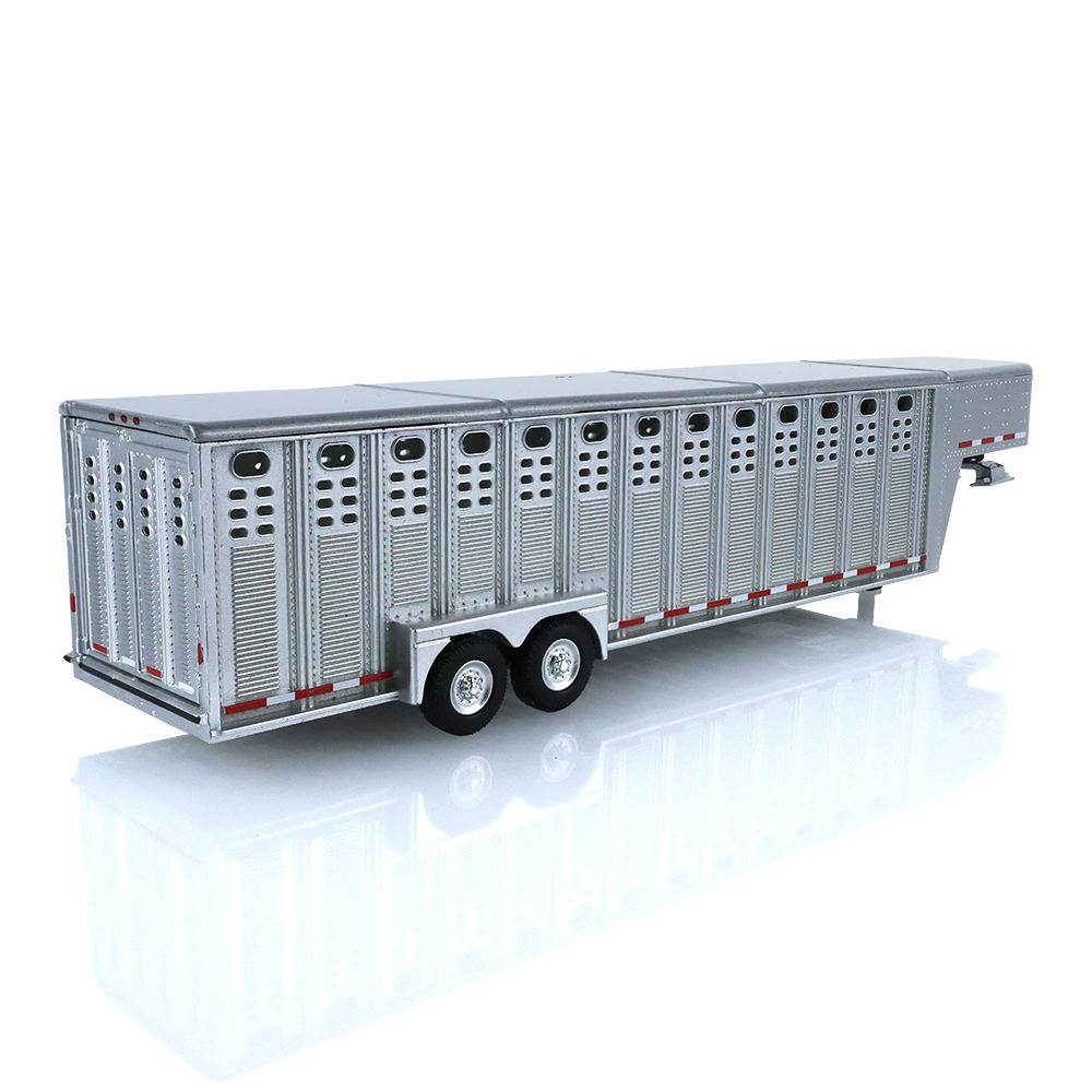 2018 Nissan Titan XD Pro‐4X ‐ Custom Deep Blue Pearl with Livestock Trailer