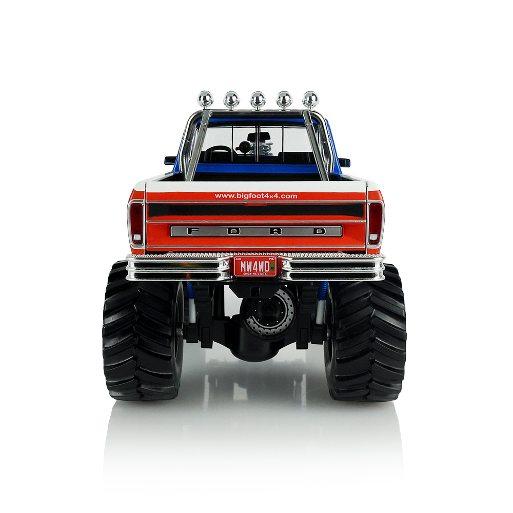 Kings of Crunch - Bigfoot #1 - 1979 Ford F-250 Monster Truck USA 250 Tribute with 1:18 Bob Chandler Standing Figure